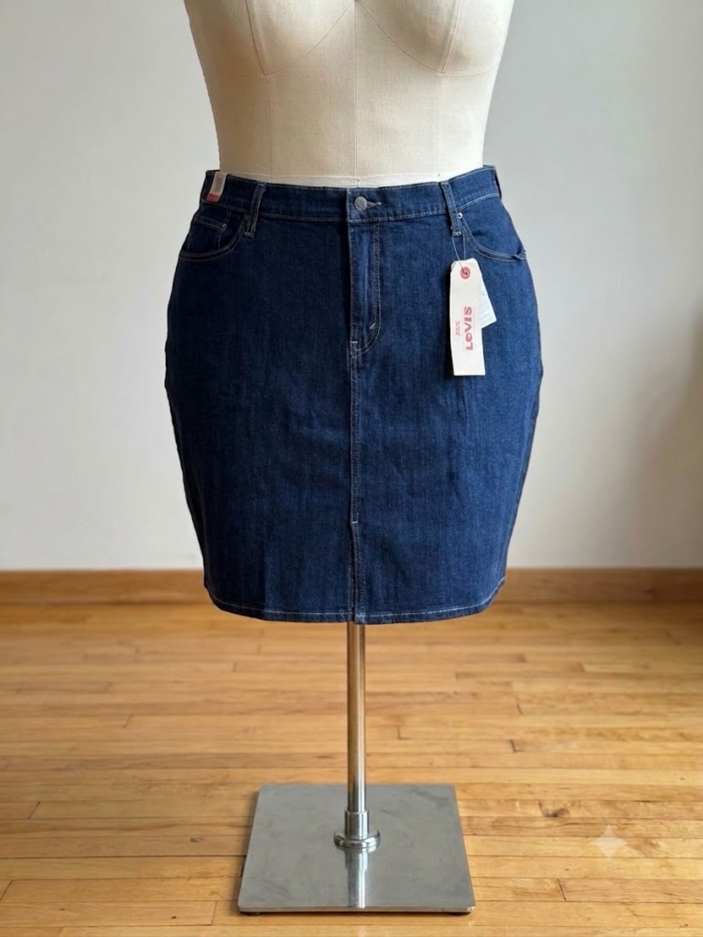 NWT Levi's Women's Plus Size Denim Skirt Blue Wash 24W Mid Rise Classic 5-Pocket